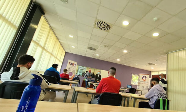 Diez alumnos se forman en el curso de «Socorrismo en instalaciones acuáticas» que organiza el Imefe en la piscina municipal cubierta de La Salobreja