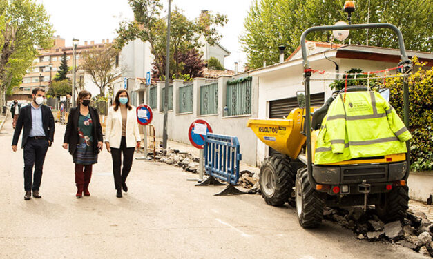 La alcaldesa comprueba el desarrollo de los trabajos para la mejora de la acera de la calle Mallorca