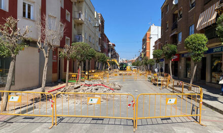 La Calle General Benavent García cortada al tráfico por obras para realizar una remodelación y mejora de las instalaciones y acerado