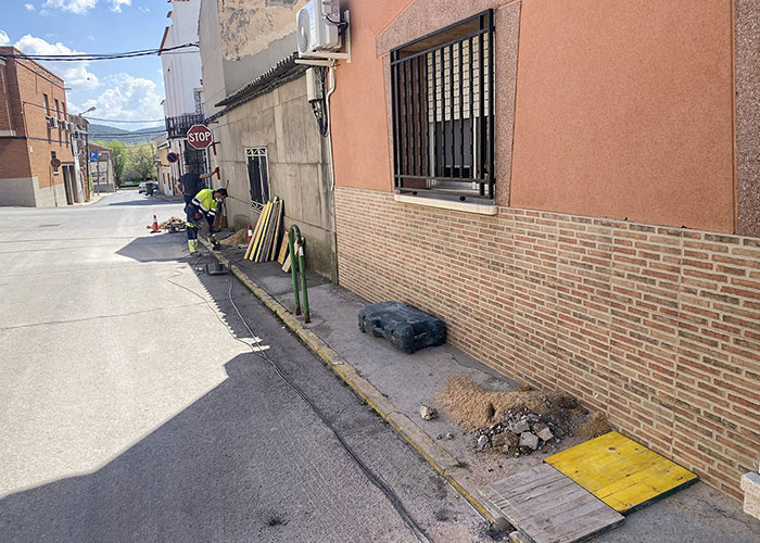 Comienzan las necesarias obras de acerados y renovación de red de agua potable en la calle Sol