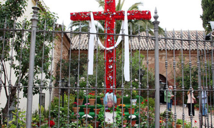 Vistosa Cruz de Mayo en la ermita de San Sebastián de La Solana