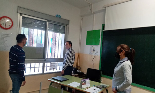 El Ayuntamiento de Herencia colabora con las AMPAS e instala mosquiteras en los centros escolares