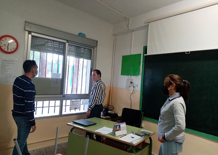 El Ayuntamiento de Herencia colabora con las AMPAS e instala mosquiteras en los centros escolares