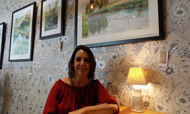 Cristina Galán atrapa la variedad cromática de humedales, ríos y mares en su nueva exposición de acuarelas ‘Va de agua’, hasta el 30 de junio en La Pajarería