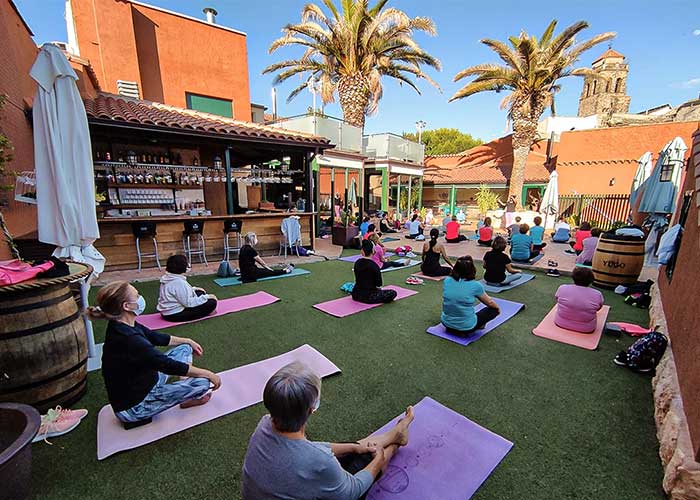 El cierre del taller de yoga de la Universidad Popular de Almodóvar del Campo coincidió con su Día Internacional