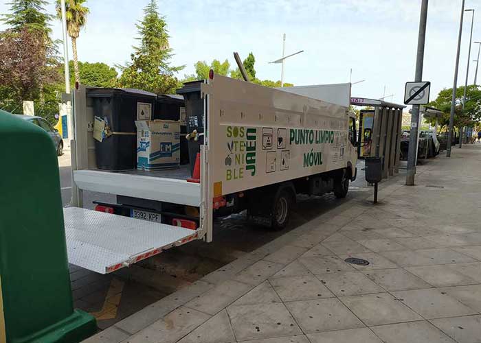 El uso del punto limpio móvil del Ayuntamiento ha permitido el correcto tratamiento de 5.121 residuos de todo tipo en la primera mitad del año