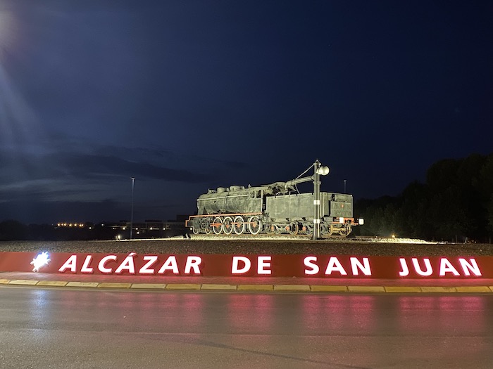 Letras luminosas con la inscripción de Alcázar de San Juan dan la bienvenida a la ciudad