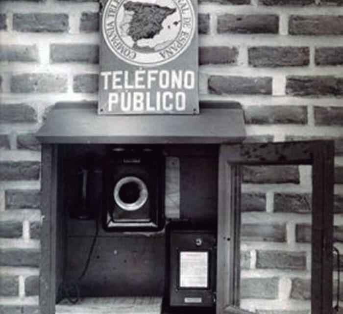 El primer teléfono público