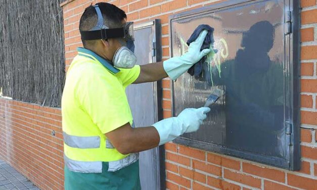 El servicio de limpieza de Boadilla ha eliminado más de 3200 grafitis en el último año
