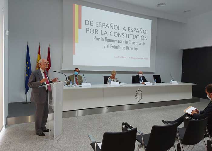 Ciudad Real conoce la iniciativa ‘De Español a Español por la Constitución’