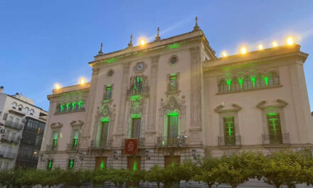 El Ayuntamiento de Jaén iluminará hoy su fachada de verde con motivo del Día de la Concienciación del Perthes