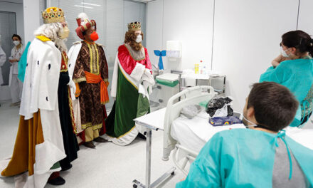 Los niños hospitalizados en el hospital Quirón de Pozuelo reciben la visita de los Reyes Magos