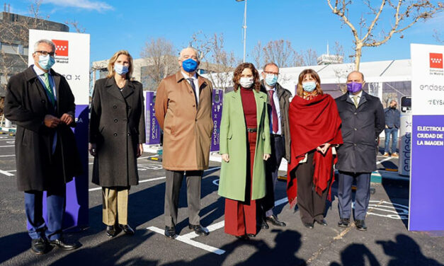 La alcaldesa de Pozuelo asiste a la inauguración de la mayor electrolinera de España en la Ciudad de la Imagen