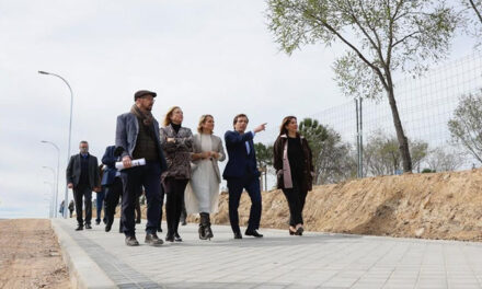 Pérez Quislant y Almeida comprueban los trabajos realizados para mejorar la conexión peatonal de Pozuelo con Madrid