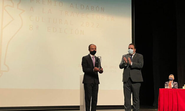 Martos reconoce al pintor José Domínguez con el Aldabón a la trayectoria cultural