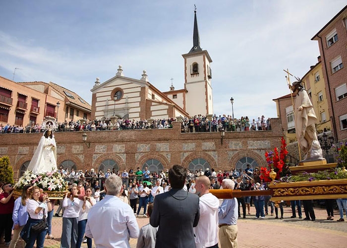 La Semana Santa concluyó en Pozuelo con la tradicional Procesión del Encuentro y la tirada de “Las Aleluyas”