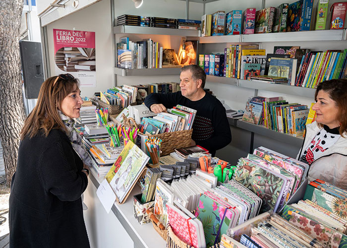 La alcaldesa visita la Feria del Libro de Pozuelo que ha reunido cerca de una treintena de casetas
