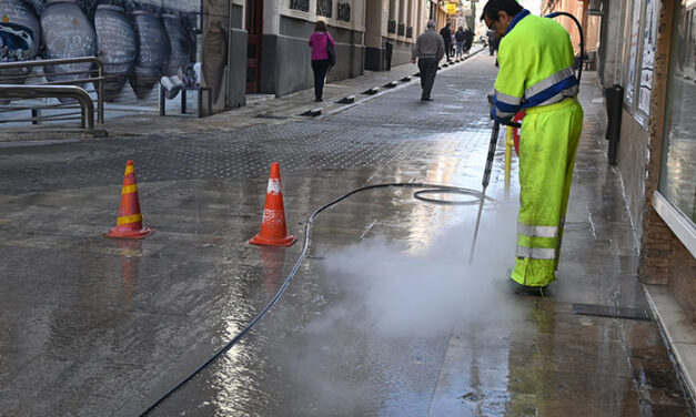 Valdepeñas incorpora un nuevo sistema de vapor a presión para la limpieza y desinfección de calles