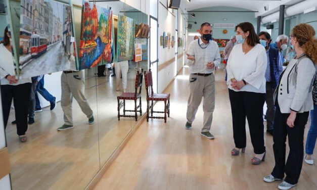 Pérez Quislant visitó la exposición de artes plásticas y decorativas de los talleres de mayores