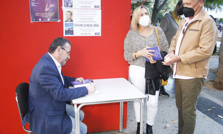 La Feria del Libro de Puertollano abre sus puertas al poeta solanero, Luis Díaz-Cacho, para que firme “Vivir cada día”