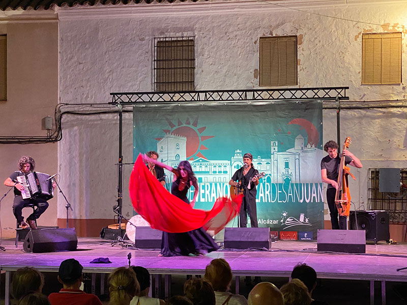 El grupo de músicos italianos Terra Taranta acerca los sonidos y bailes de la tarantela, baile sanador del sur de Italia