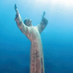 Estatua de Cristo sumergida en el agua