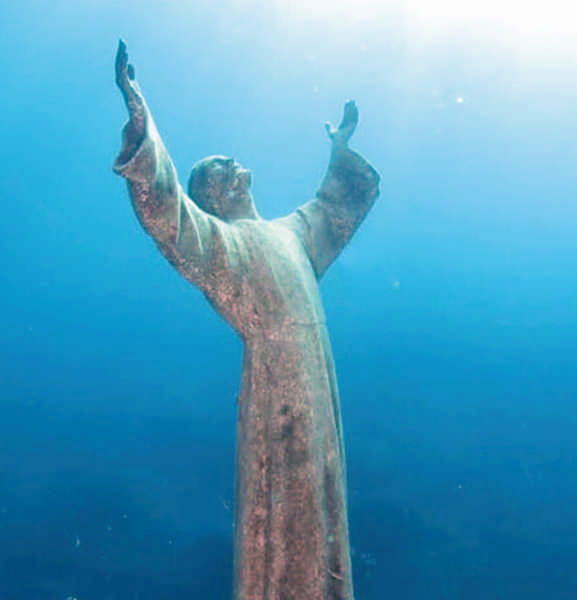 Estatua de Cristo sumergida en el agua