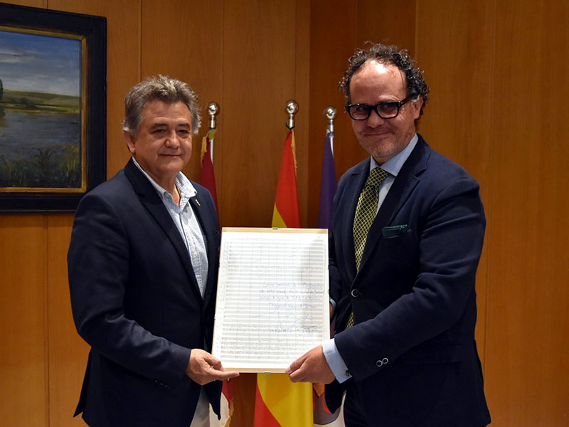 El compositor José Zárate dona al Ayuntamiento parte del manuscrito de la obra ‘Canto a Castilla-La Mancha’