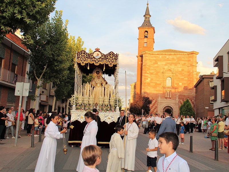 Rosa Melchor asiste a la procesión del 80 aniversario de la llegada a Alcázar de la Virgen de los Dolores