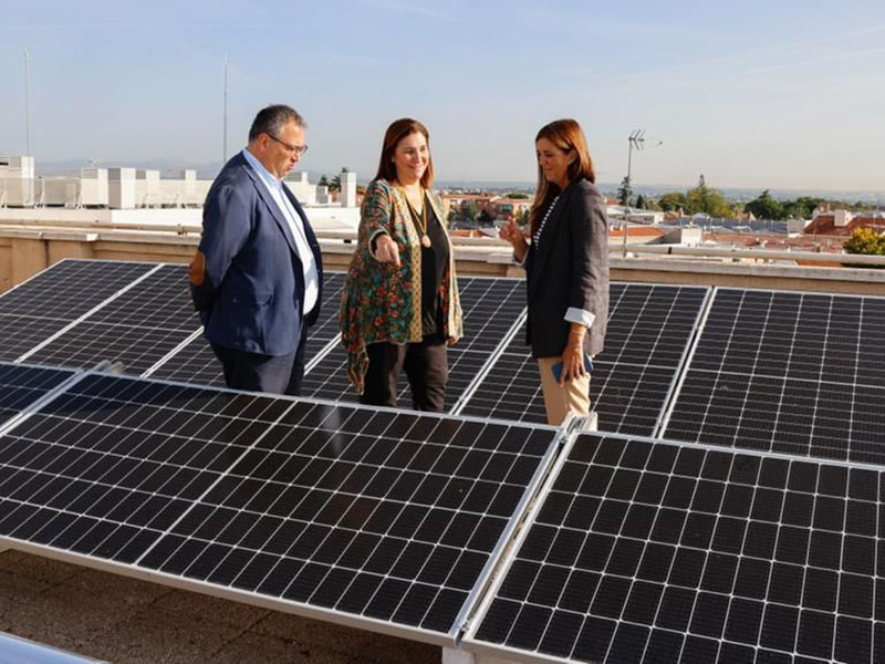 La alcaldesa visita los 96 paneles solares instalados en el Ayuntamiento para ahorrar energía
