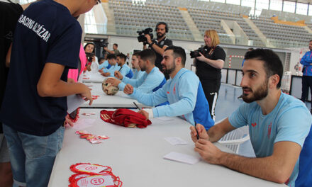 Tras el entrenamiento en el Pabellón Vicente Paniagua, los jugadores de la selección española de fútbol sala firmaron autógrafos a los aficionados
