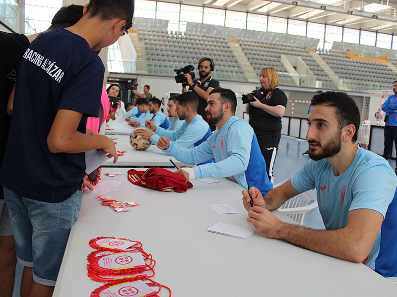 Tras el entrenamiento en el Pabellón Vicente Paniagua, los jugadores de la selección española de fútbol sala firmaron autógrafos a los aficionados
