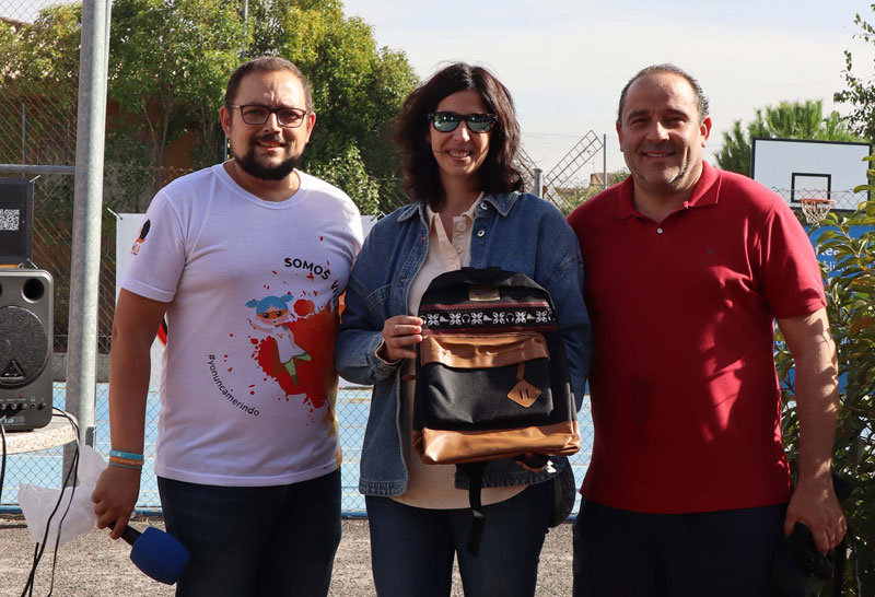 La Asociación VivELA recibe 400 euros de la comida solidaria del VI Open de Pádel Ayer&hoy-Deycor