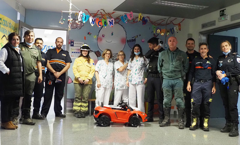Mañana lúdica en el Hospital General Universitario de Ciudad Real con la asociación “Sonrisas” y los cuerpos de seguridad y emergencia