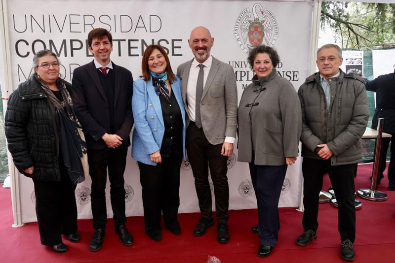 La alcaldesa acompañó al rector de la Universidad Complutense en el acto de colocación de la primera piedra de la Facultad de Económicas