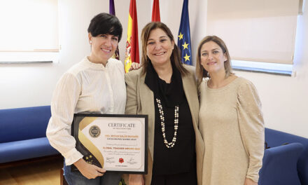 <strong>La alcaldesa felicita a la mejor profesora del mundo que enseña a los alumnos de la Escuela Infantil Los Madroños de Pozuelo</strong>