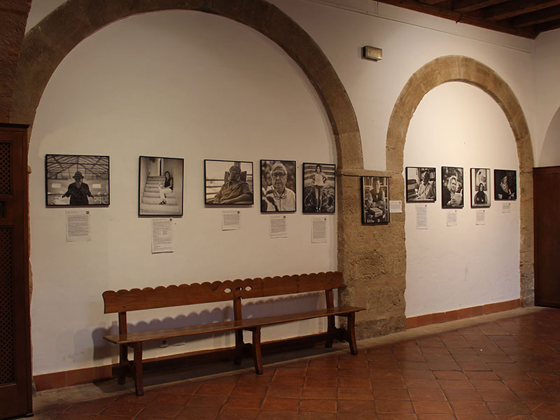 <strong>Durante estos días se puede visitar en La Alhóndiga la exposición de fotografía ‘Poetas con luz ambiente’</strong>