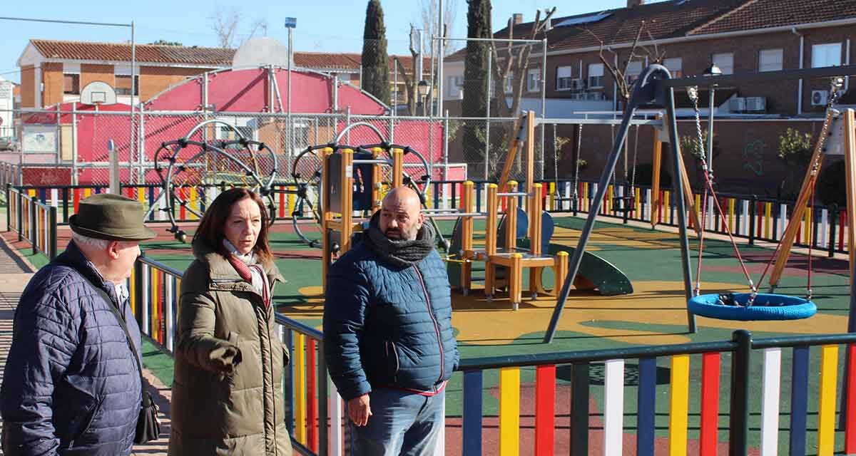 <strong>Rosa Melchor visita el remodelado parque infantil de la Plaza Avelino Manzano</strong>
