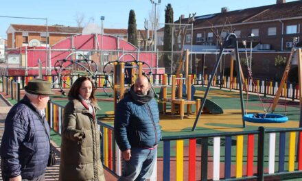 <strong>Rosa Melchor visita el remodelado parque infantil de la Plaza Avelino Manzano</strong>