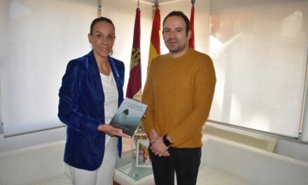 La alcaldesa de Ciudad Real recibe al reconocido autor ciudadrealeño Pedro Martín-Romo