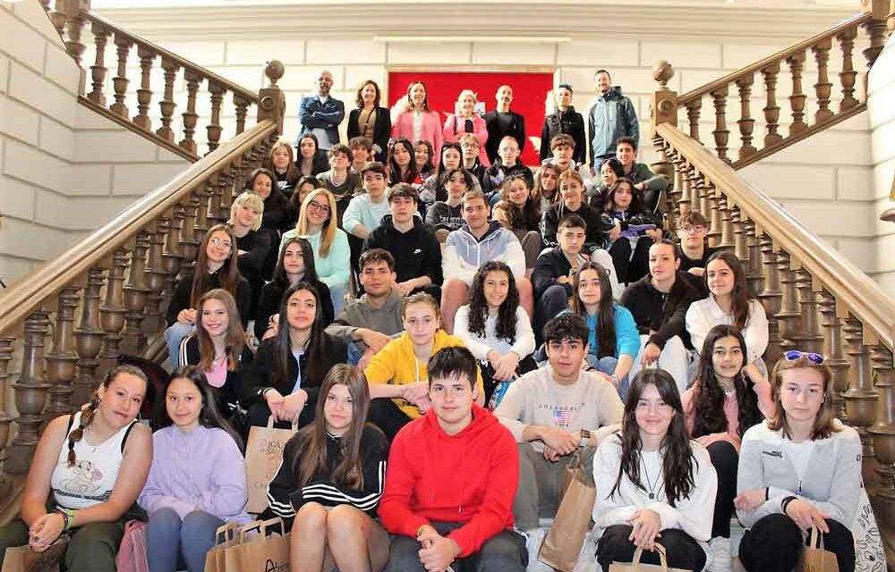 La alcaldesa recibe a veintidós estudiantes italianos de intercambio Erasmus