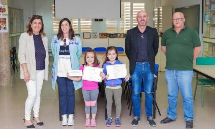 El alcalde de Argamasilla de Alba entrega los premios a los ganadores del Concurso «Te recomiendo un libro»
