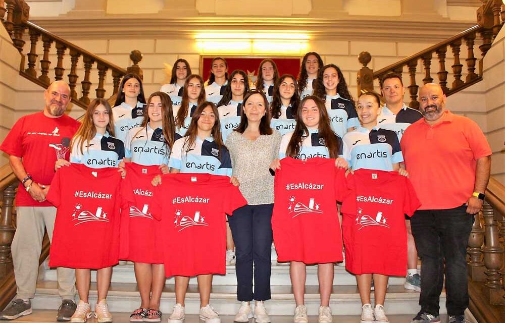Rosa Melchor recibe a las jugadoras del Grupo 76-Alkasar antes de jugar el Campeonato de España Cadete Femenino de Clubes