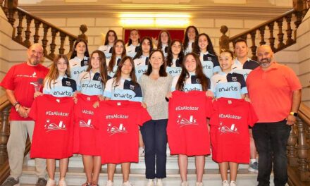 Rosa Melchor recibe a las jugadoras del Grupo 76-Alkasar antes de jugar el Campeonato de España Cadete Femenino de Clubes