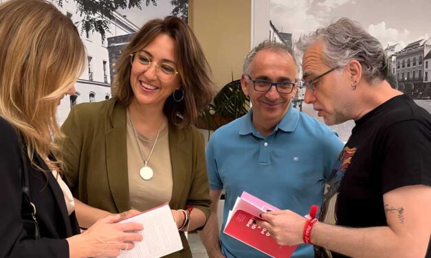 El Ayuntamiento de Ciudad Real recibe a la autora ciudadrealeña Vedevis