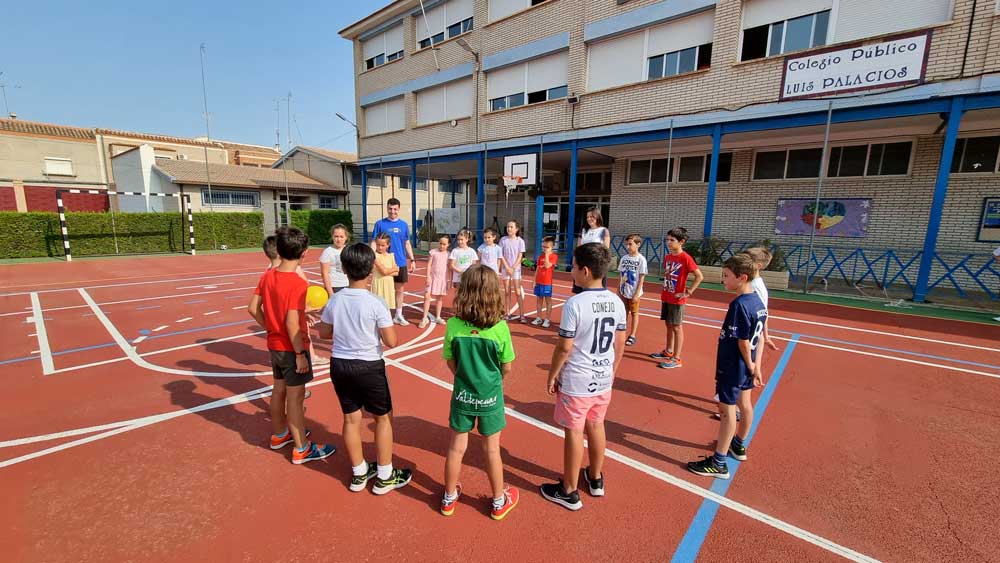 Arranca la Escuela de Verano de Valdepeñas atendiendo en la primera semana la demanda de 60 familias