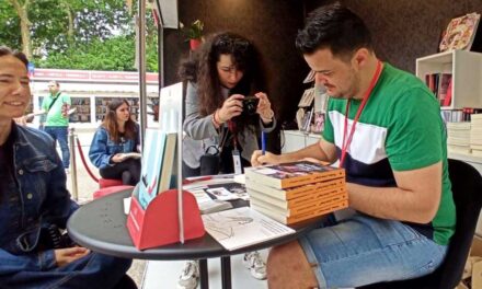 Fran López firmó en la Feria del Libro de Madrid: “Para ser feliz hay que ser valiente”