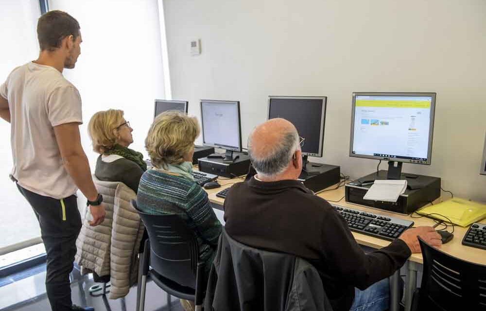 “Trámites por internet”, “Redes sociales” y “Mindfulness y meditación”, novedades para el próximo curso de los mayores de Pozuelo