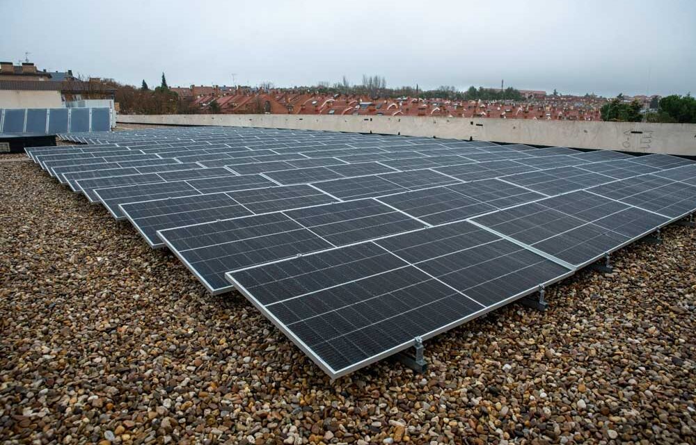 Aprobados los proyectos para instalar placas fotovoltaicas en el CD Ángel Nieto y en la piscina cubierta municipal