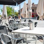 El Ayuntamiento facilita papeleras a bares y restaurantes del casco para colocar en sus terrazas de cara a las fiestas